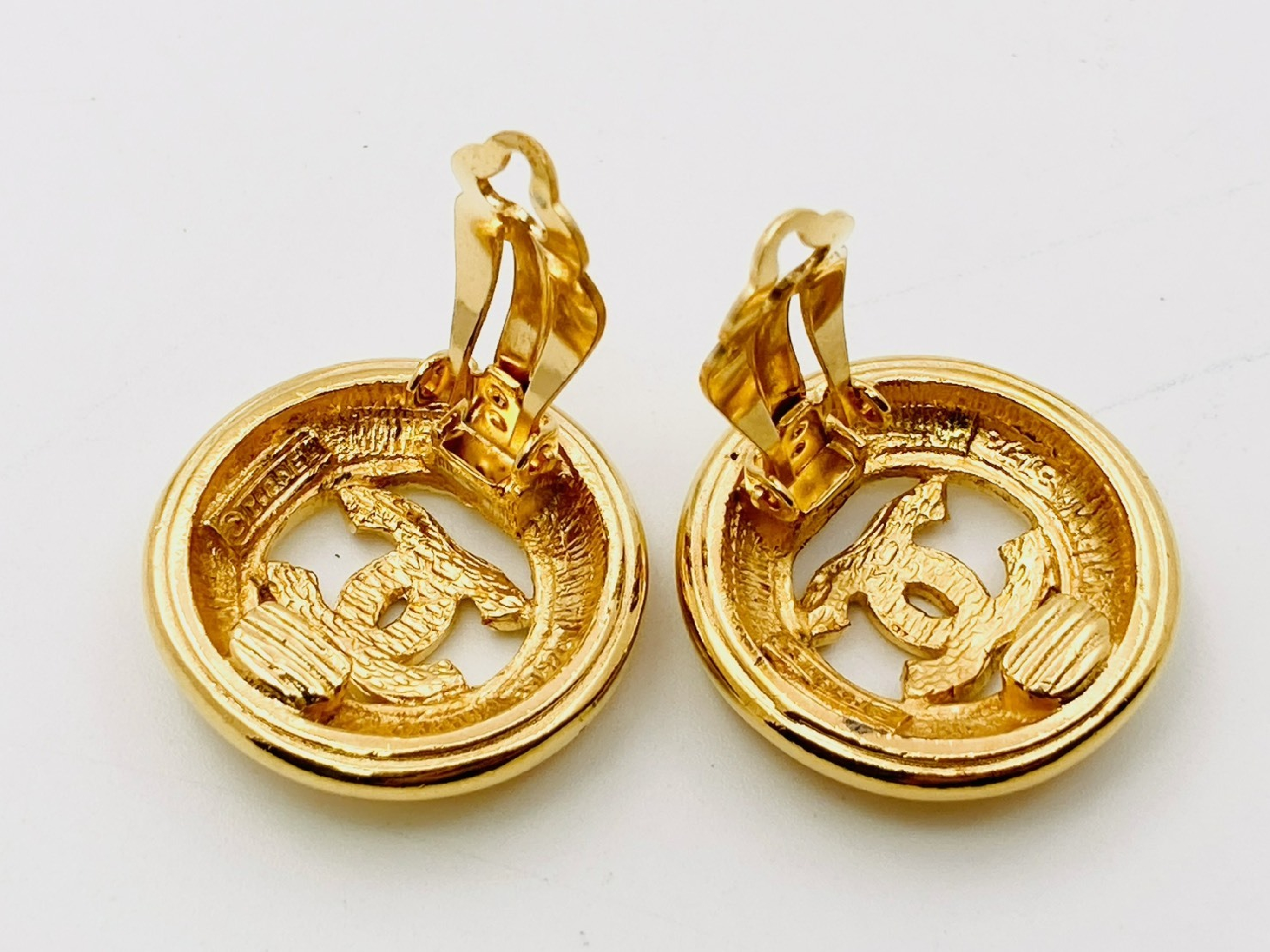 Coco Mark Round Circle Earrings with Engraving 2418 — view 3