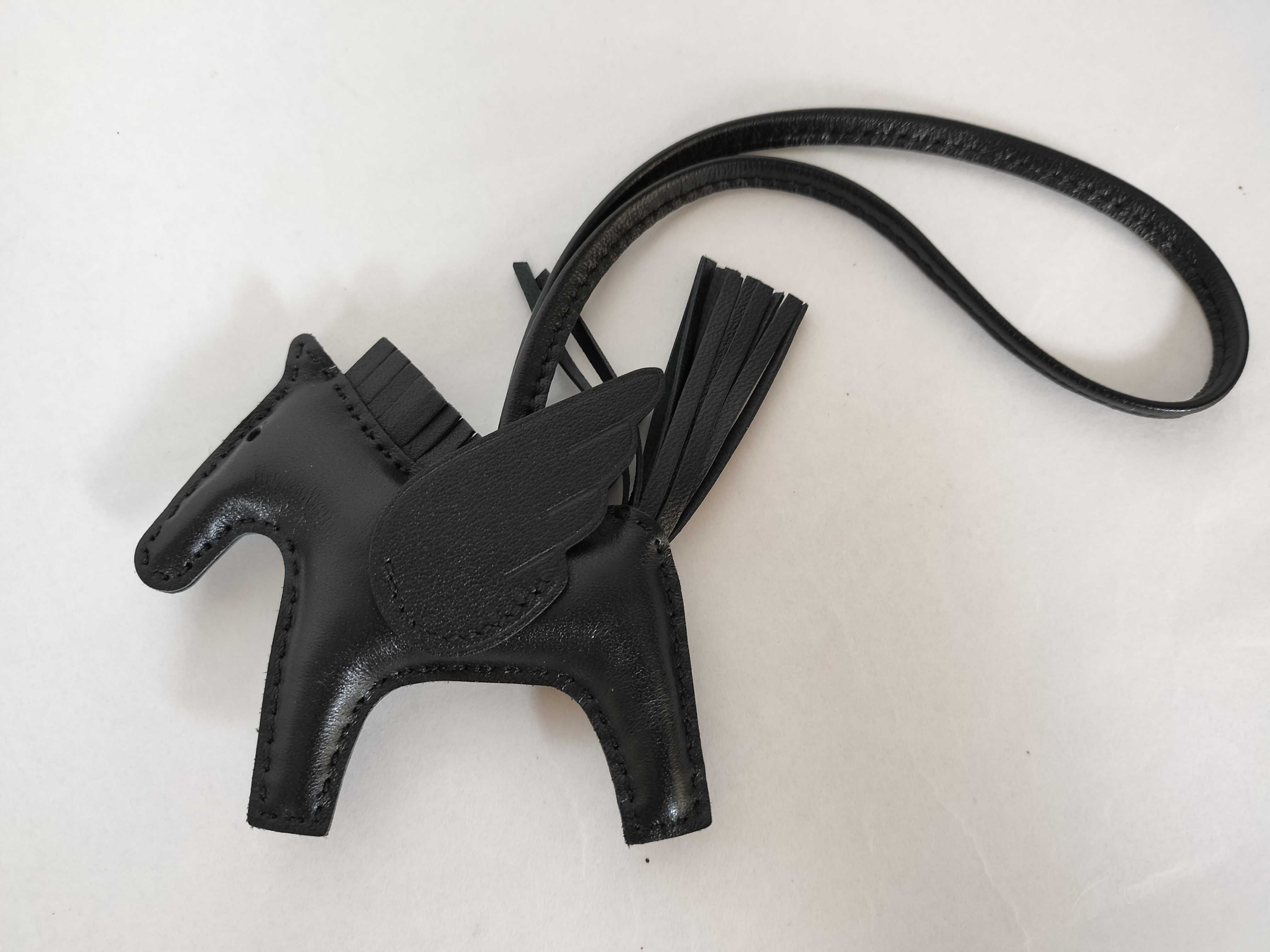Rodeo PM Pegasus So Black G Stamp Charm — view 2