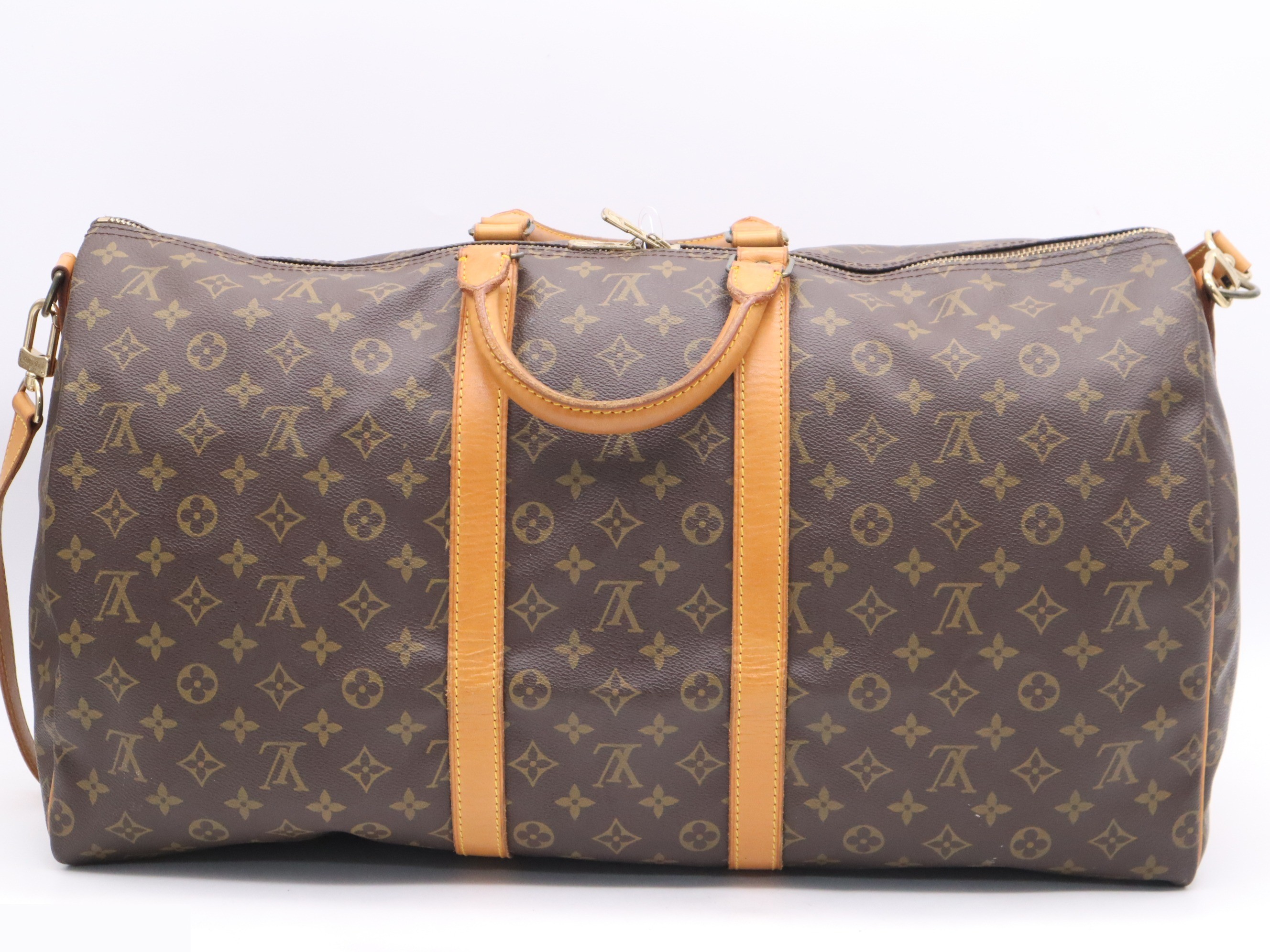 Keepall Bandoulière 55 with shoulder strap, padlock, and name tag. — view 2