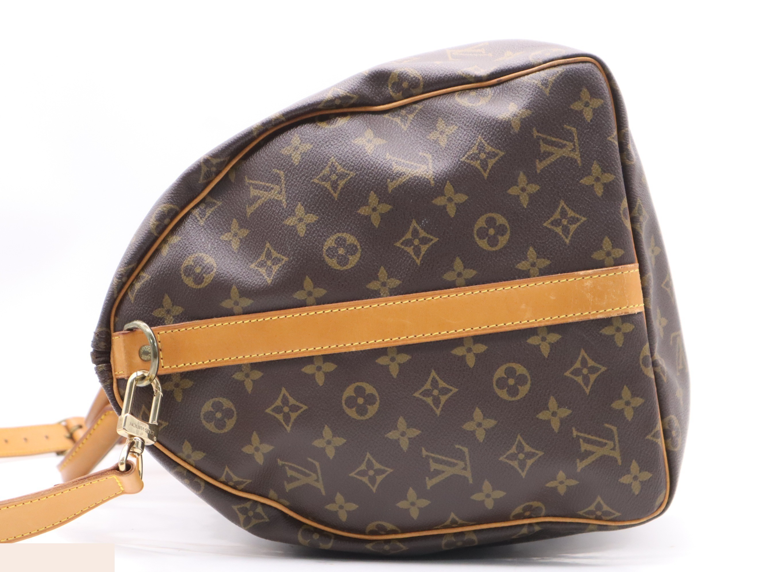 Keepall Bandoulière 55 with shoulder strap, padlock, and name tag. — view 3