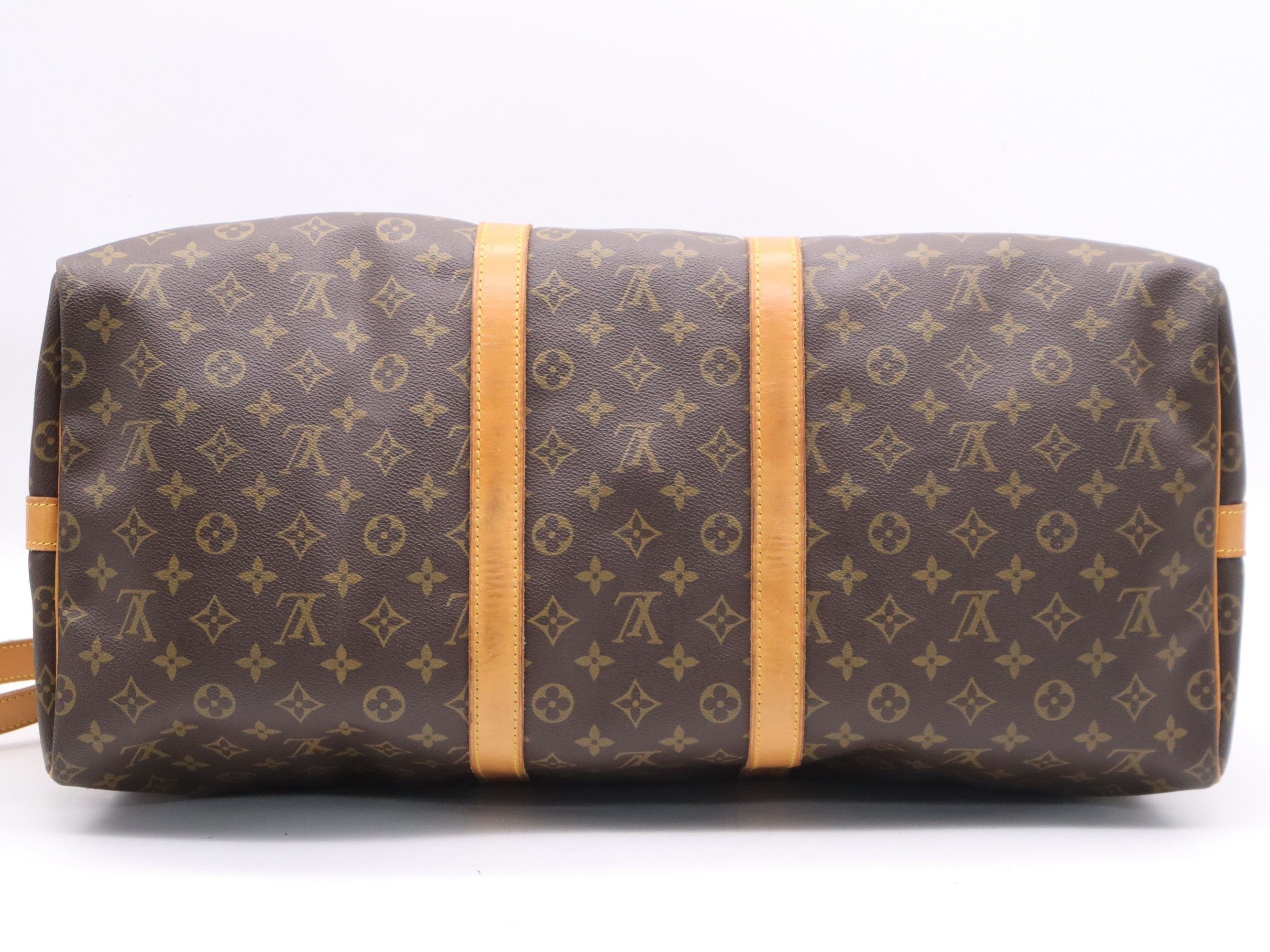 Keepall Bandoulière 55 with shoulder strap, padlock, and name tag. — view 4