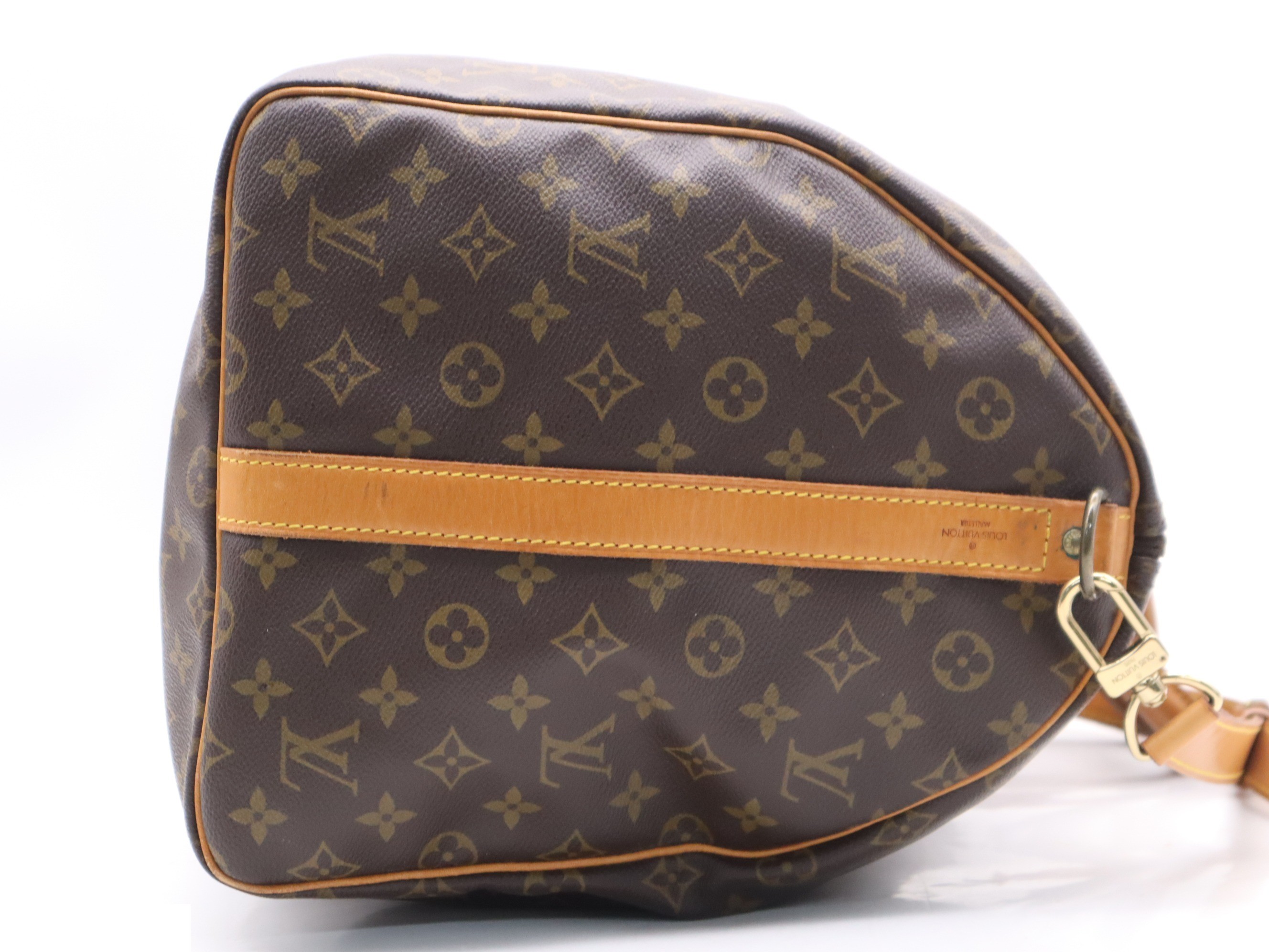Keepall Bandoulière 55 with shoulder strap, padlock, and name tag. — view 5