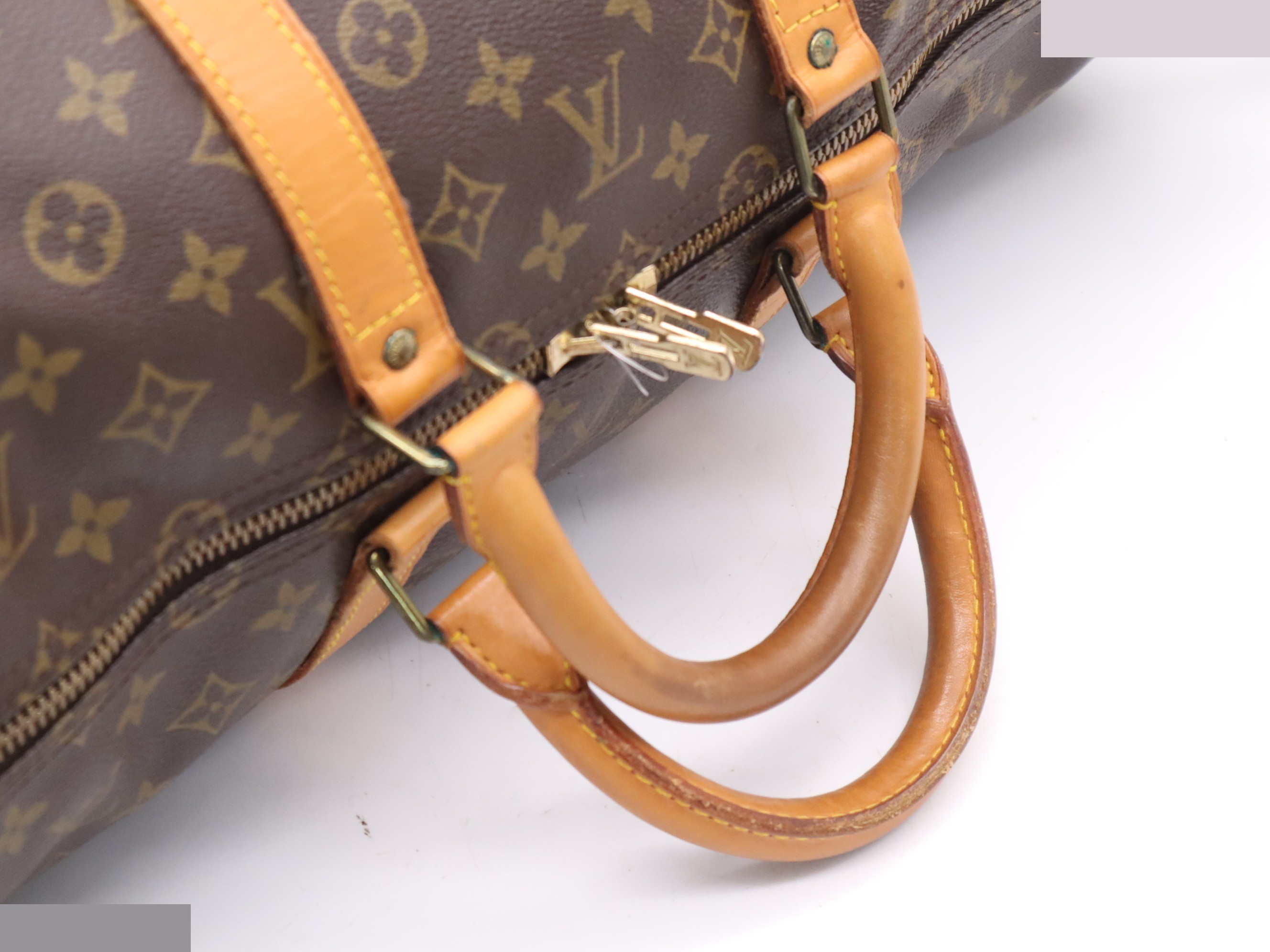 Keepall Bandoulière 55 with shoulder strap, padlock, and name tag. — view 6