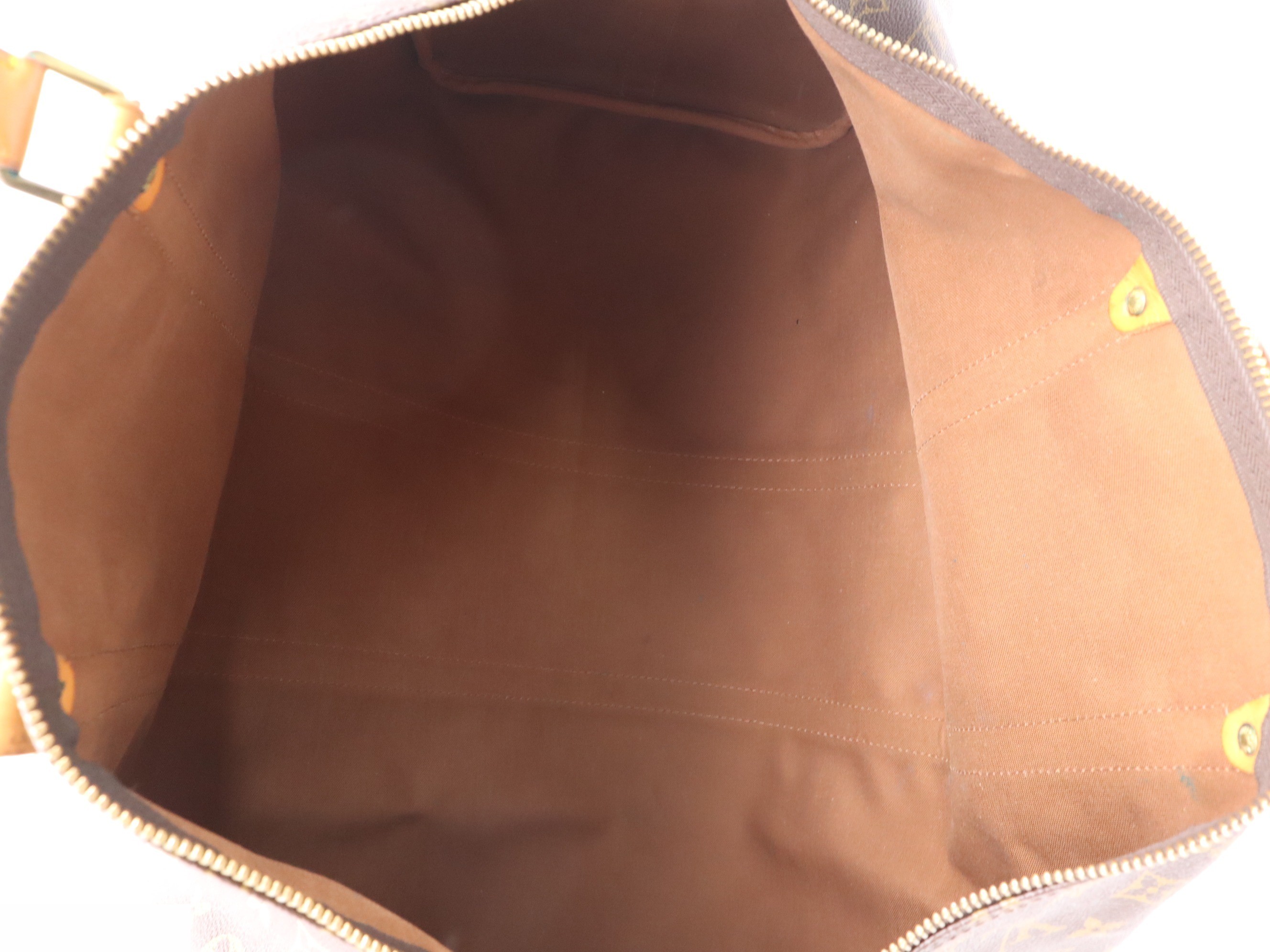 Keepall Bandoulière 55 with shoulder strap, padlock, and name tag. — view 7