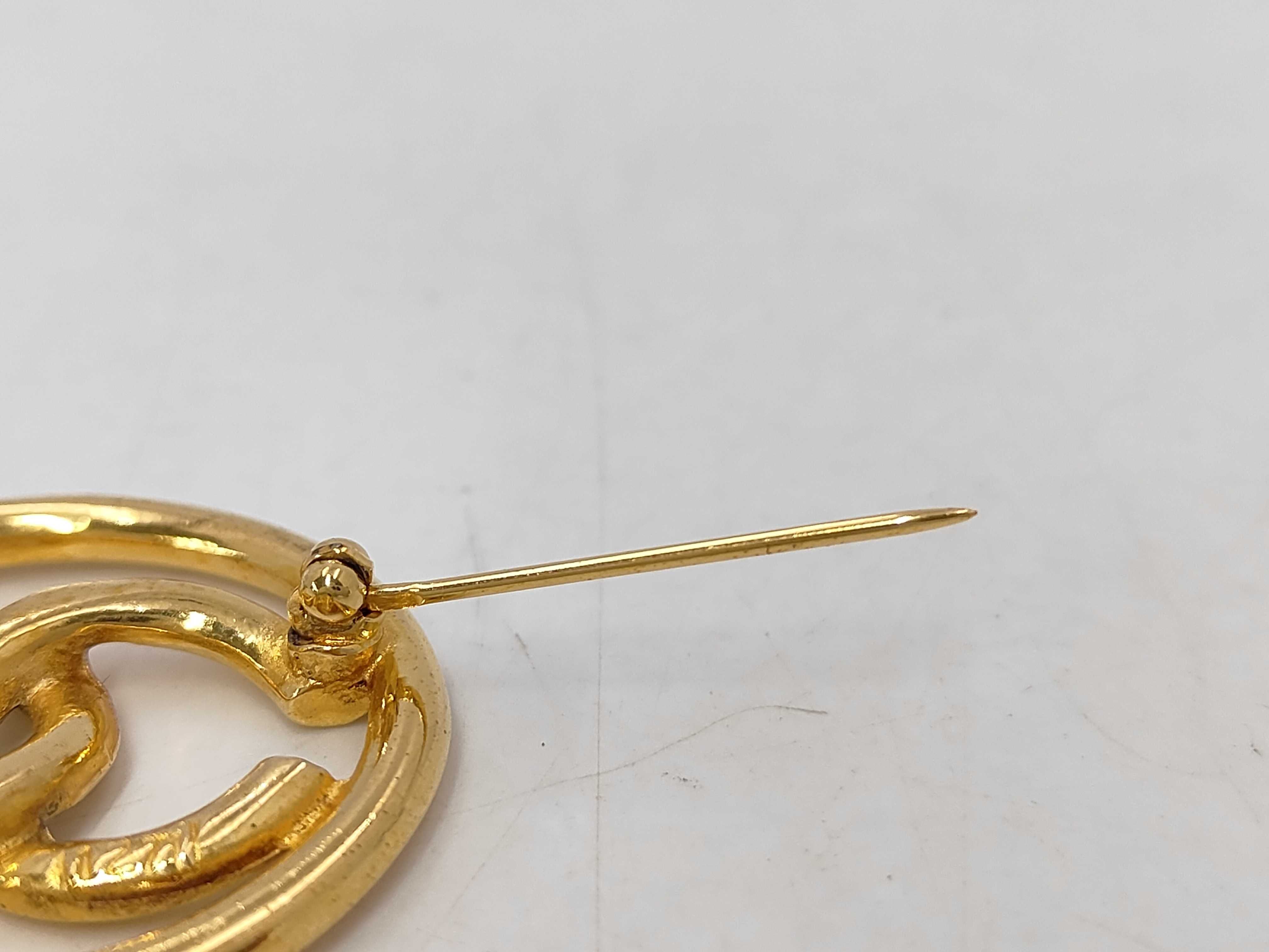 brooch — view 3