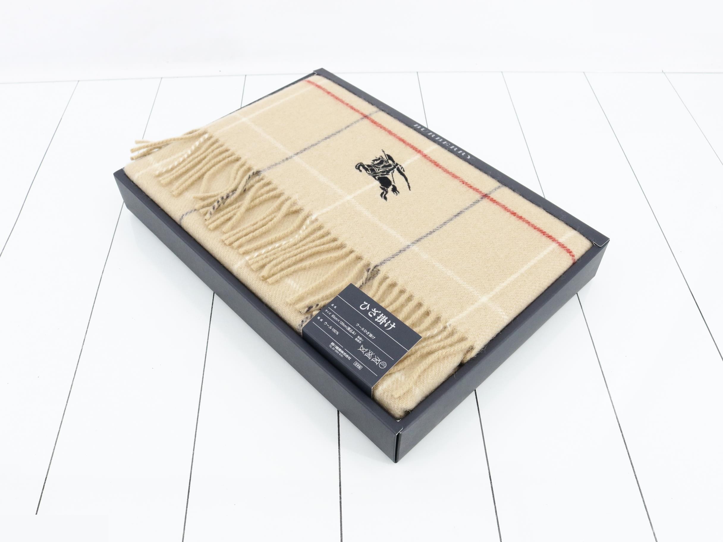 Unused Burberry throw blanket, 100% wool, 65 x 120 cm — view 2