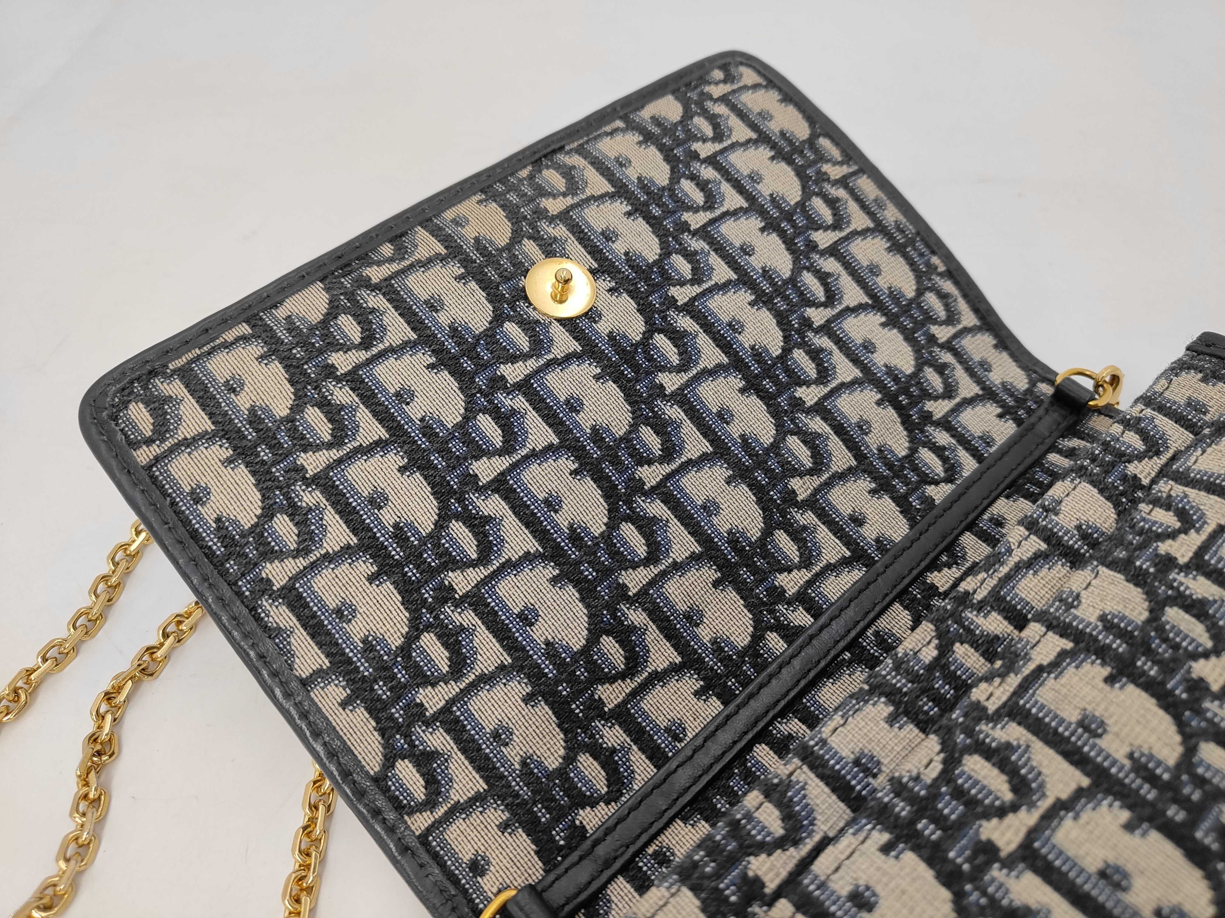 Chain Wallet Montaigne 30 Oblique Canvas Navy Gold Hardware Shoulder Bag — view 9