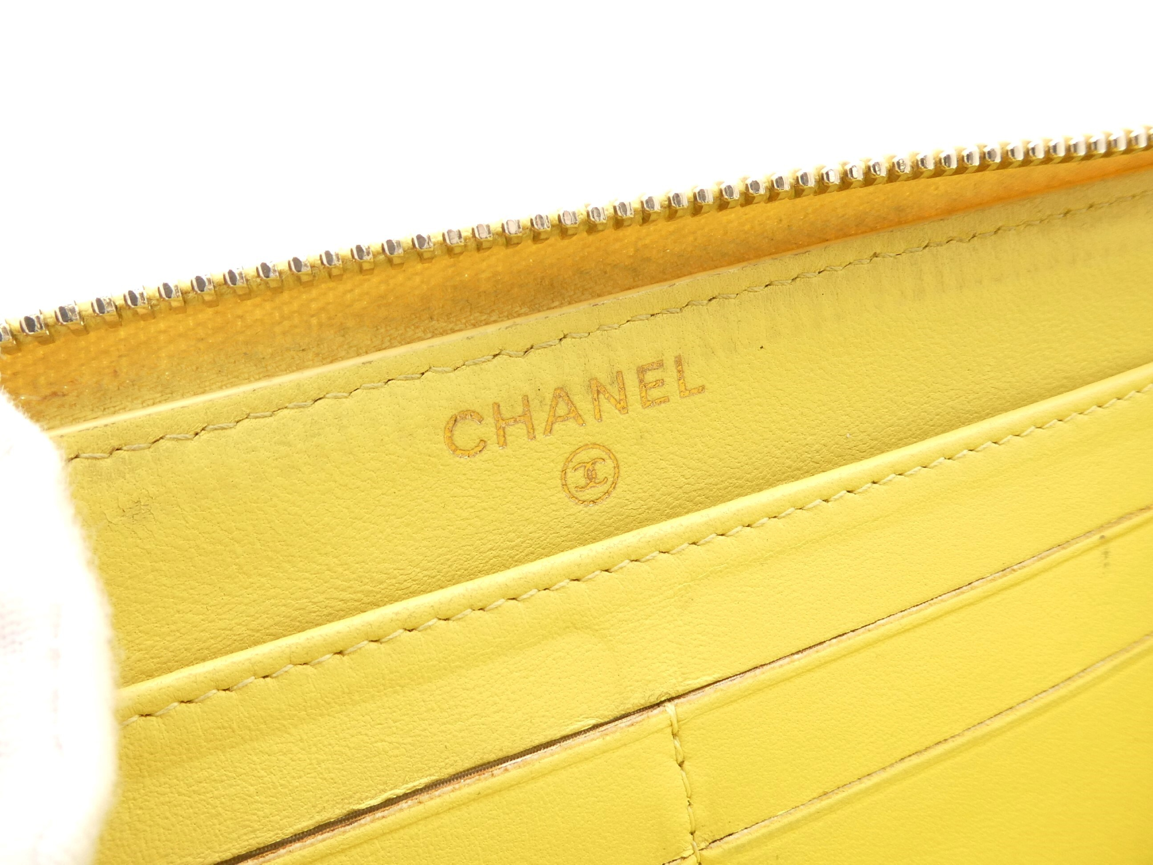 Matelassé Coco Mark Round Zip Wallet — view 9