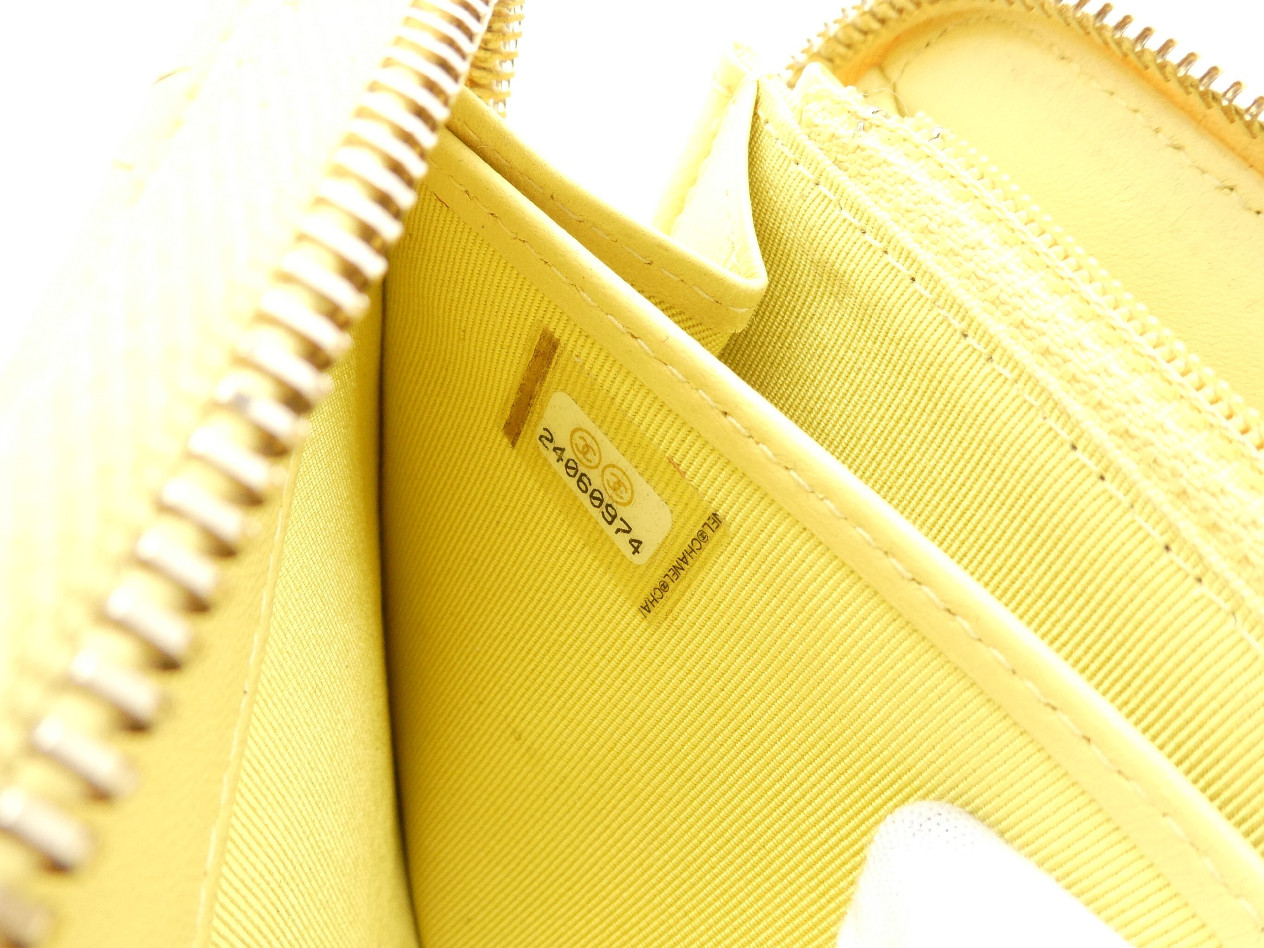 Matelassé Coco Mark Round Zip Wallet — view 10
