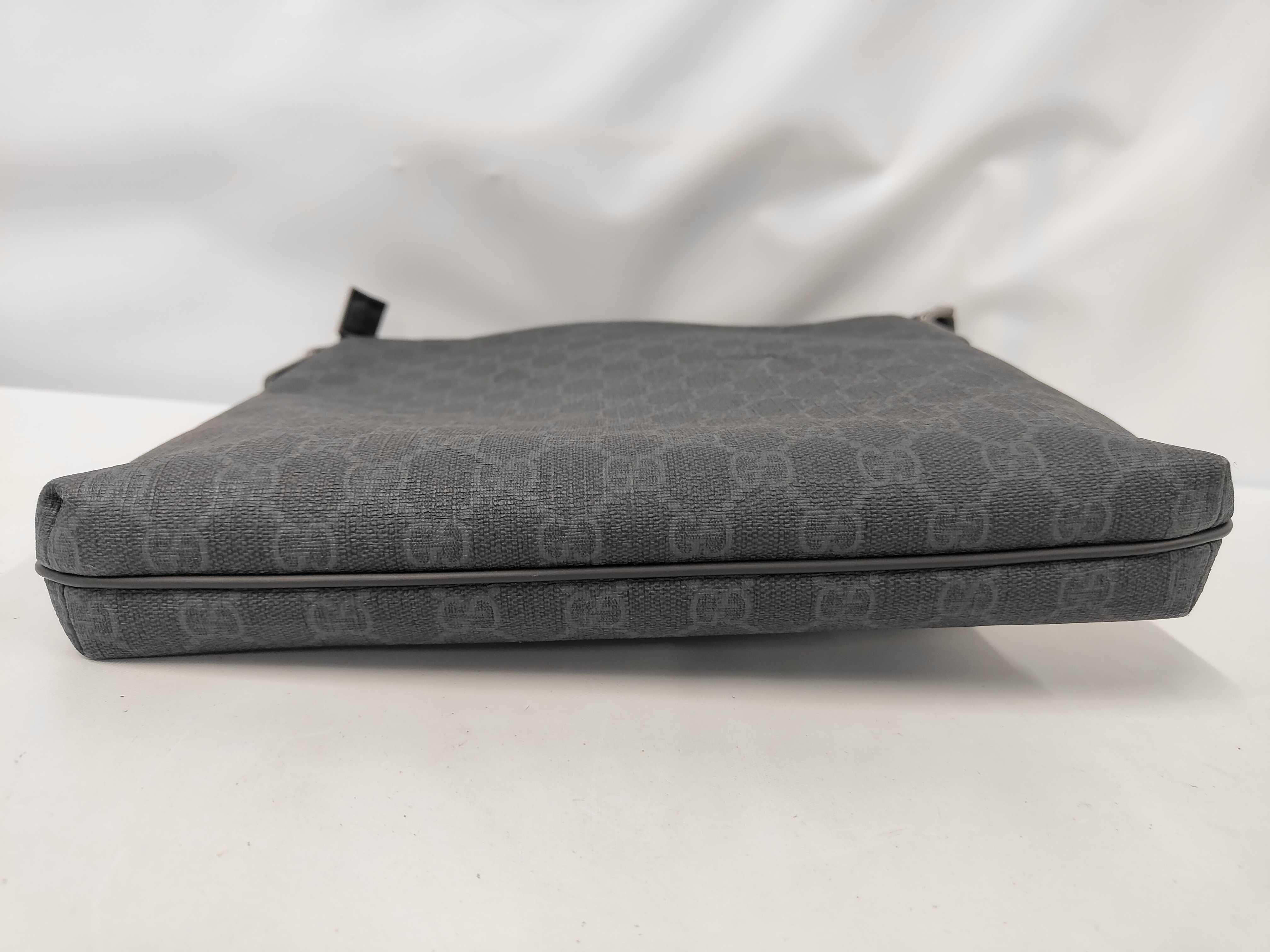 GG Supreme Canvas Messenger Bag Shoulder Bag — view 3
