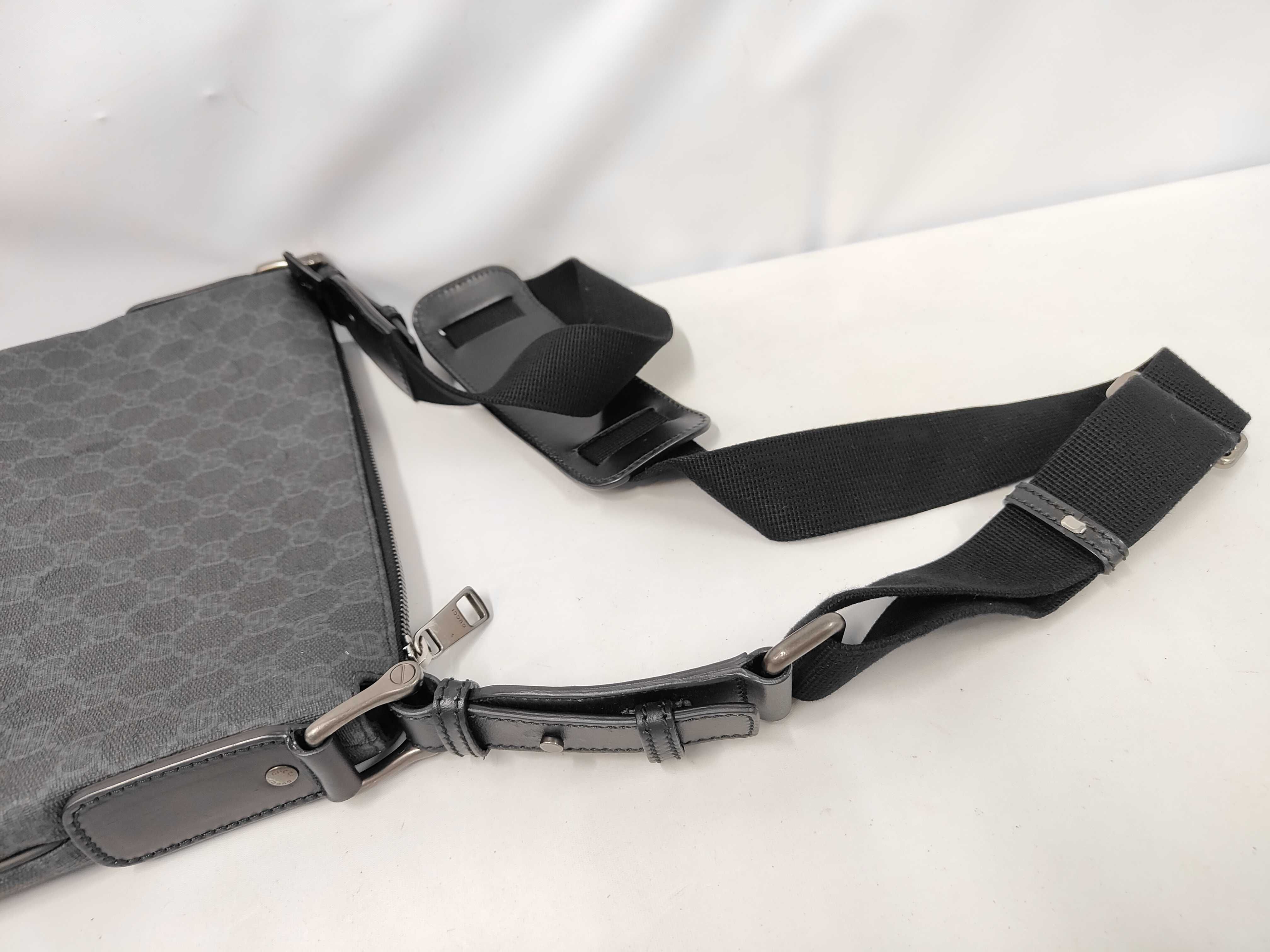 GG Supreme Canvas Messenger Bag Shoulder Bag — view 5