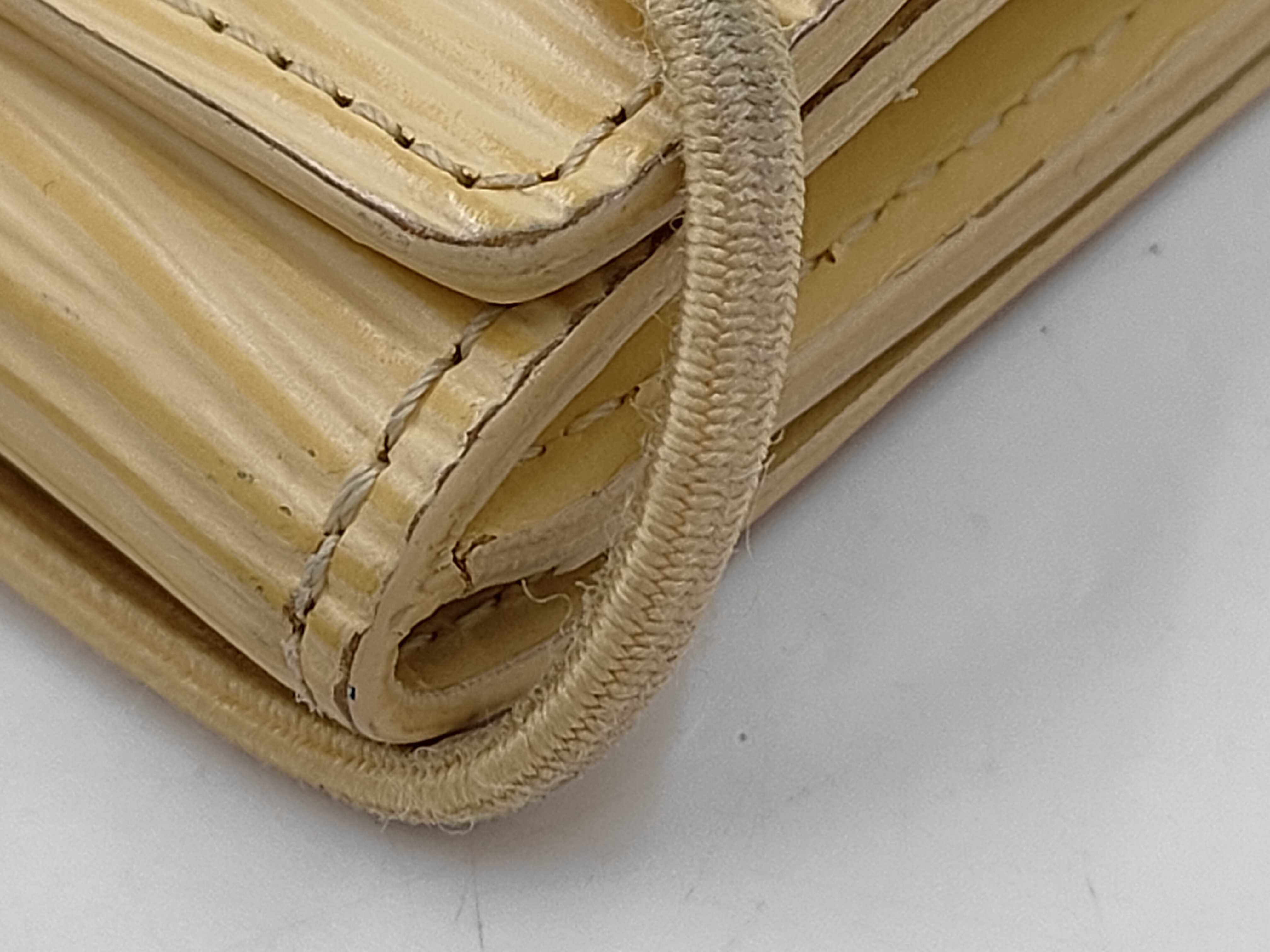Epi Louis Vuitton Epi Portemonnaie Elastic Vanilla MI0011 Wallet — view 3