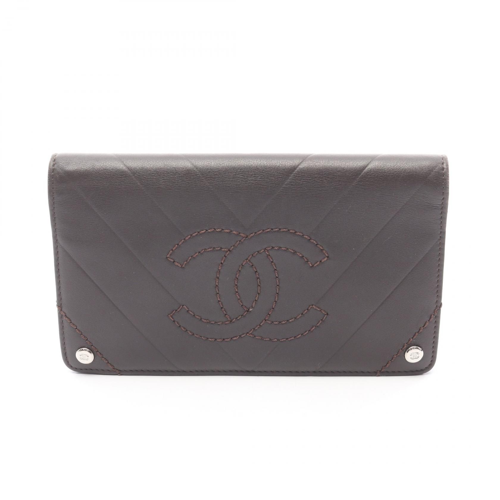 Chevron V Stitch Yen Wallet