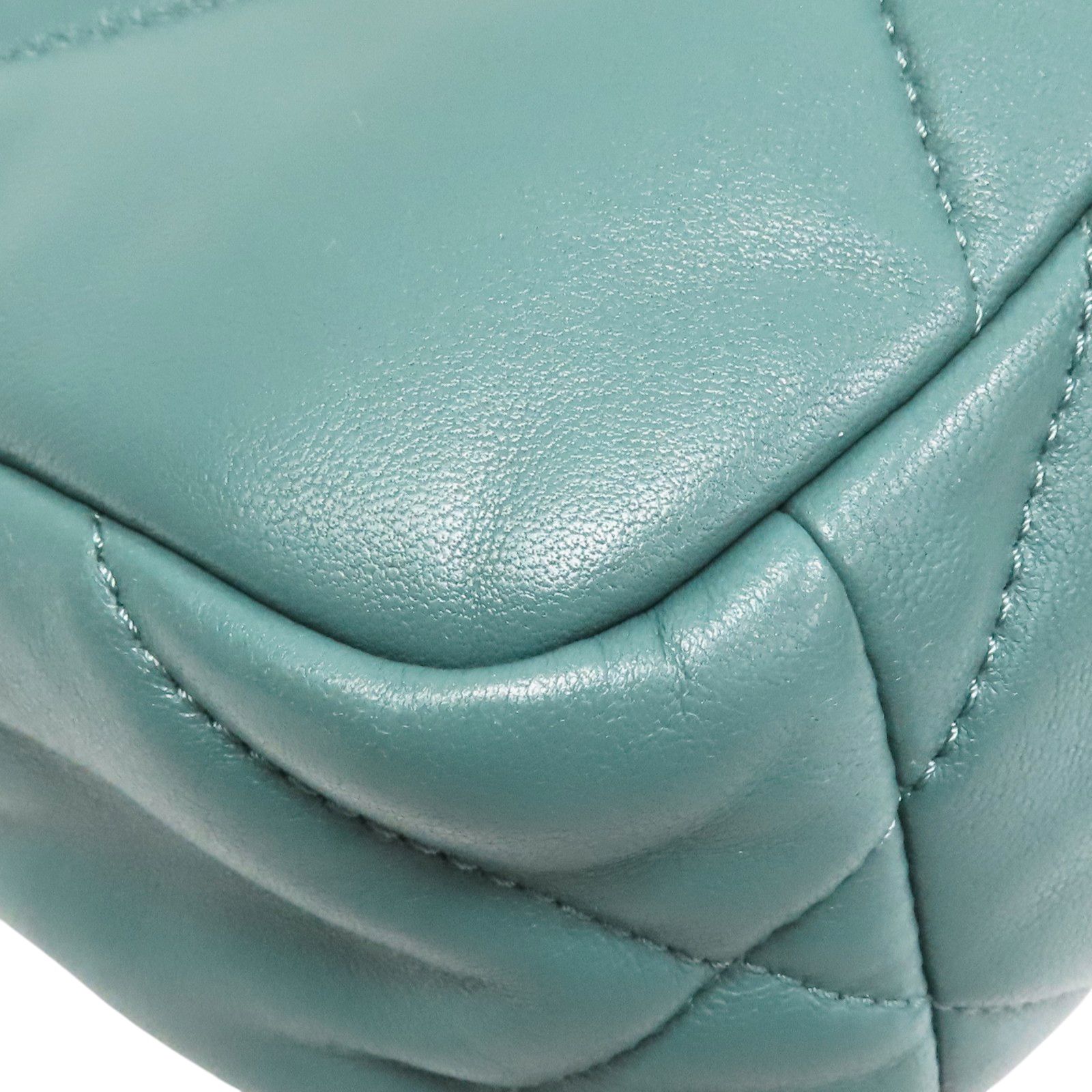 19 Flap Chain Shoulder Handbag Green Quilted Lambskin — view 11