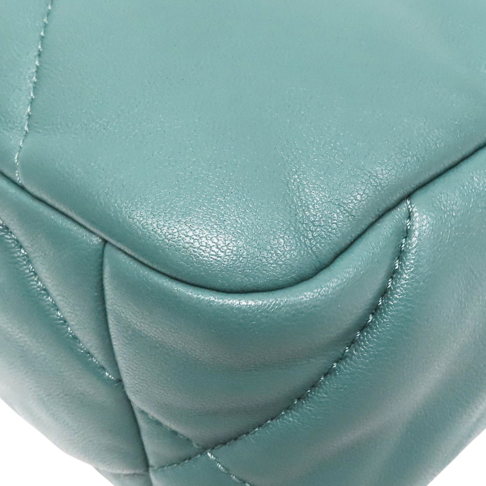 19 Flap Chain Shoulder Handbag Green Quilted Lambskin — view 12