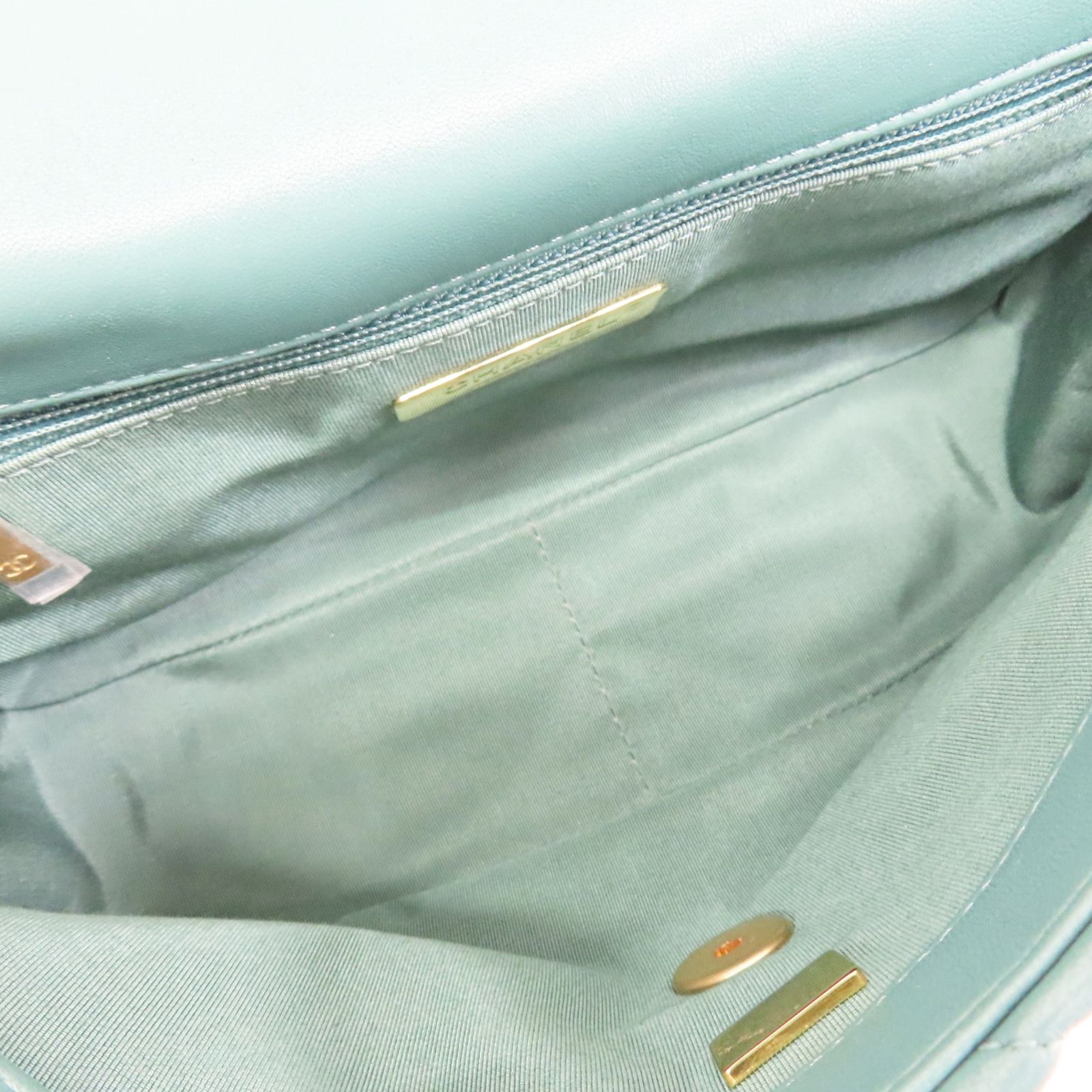 19 Flap Chain Shoulder Handbag Green Quilted Lambskin — view 5