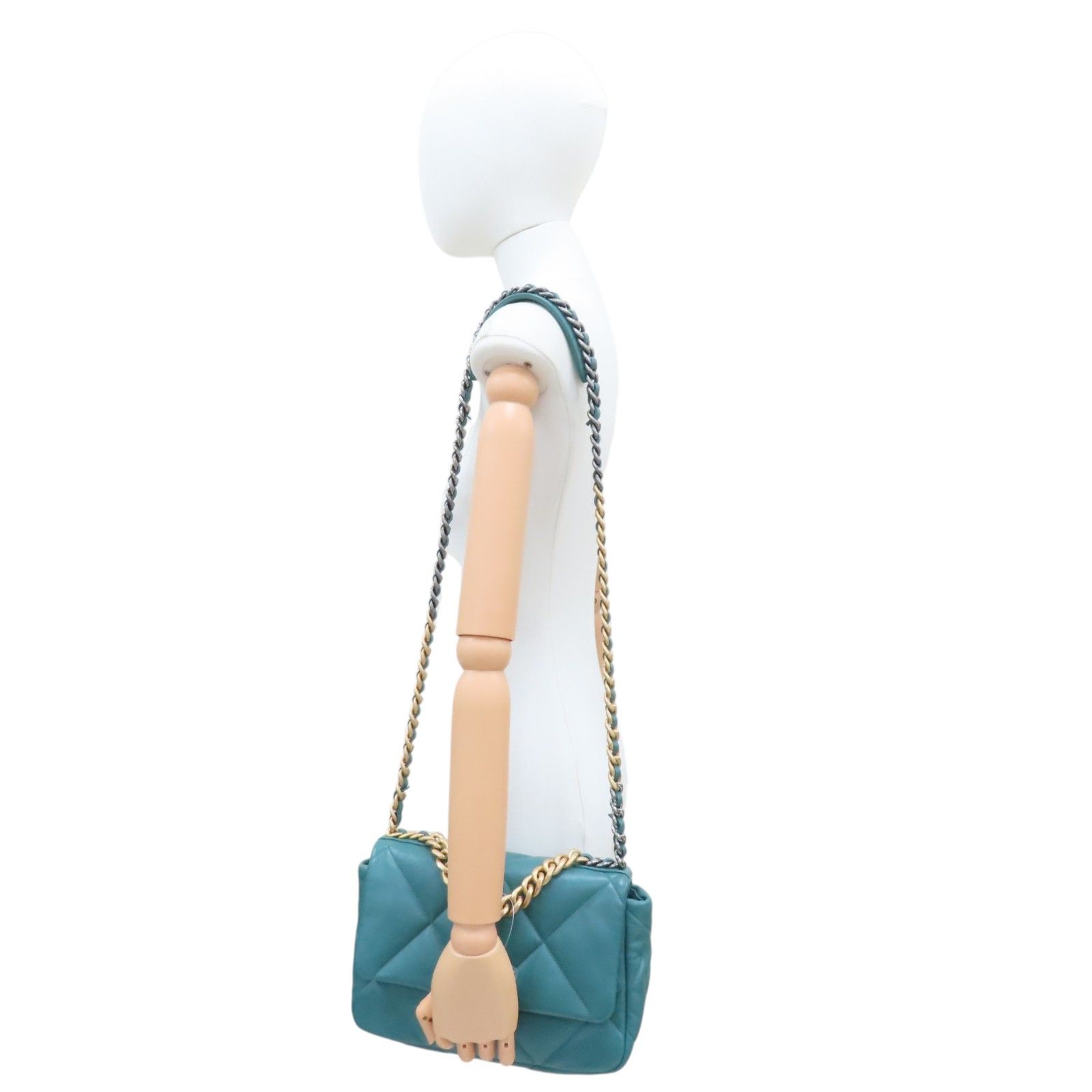 19 Flap Chain Shoulder Handbag Green Quilted Lambskin — view 8