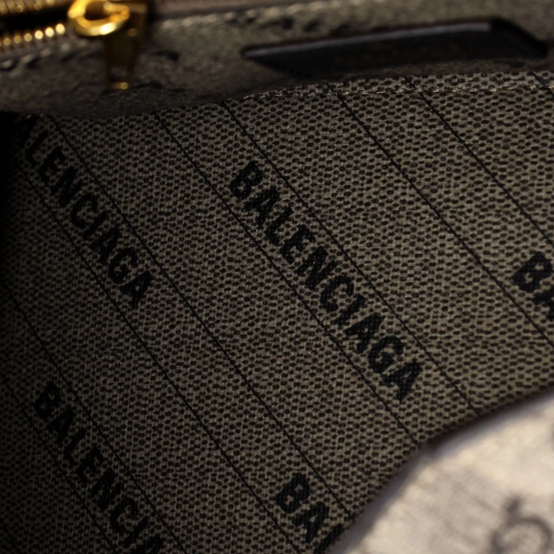 X Balenciaga The Hacker Project Hourglass Top Handle Bag Gg Coated Canvas Small — view 5