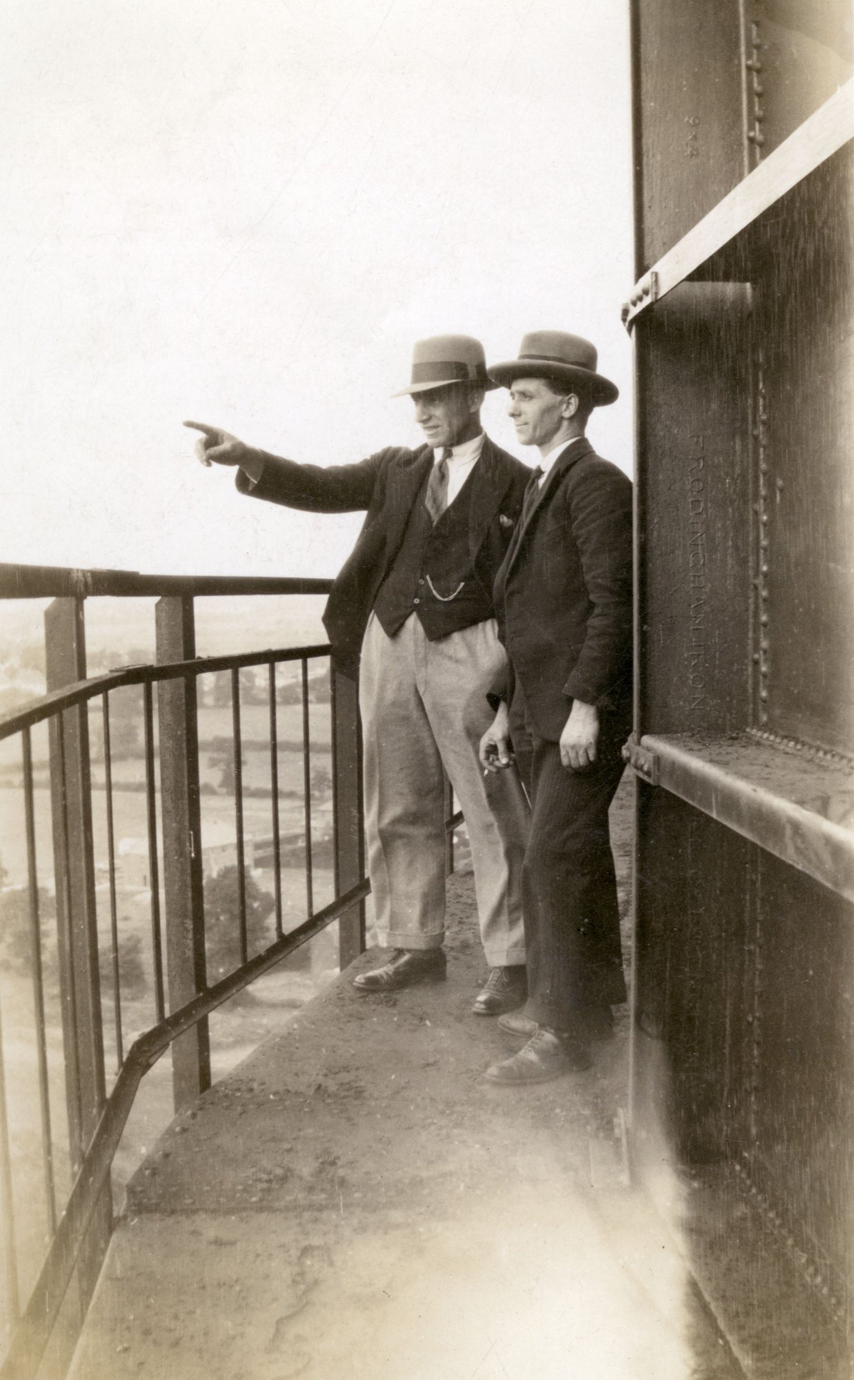 Les hommes de la tour