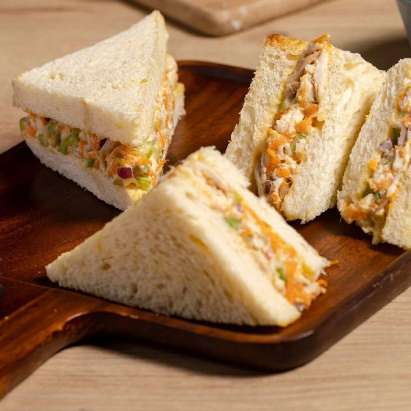 Sandwich de pollo deshilachado