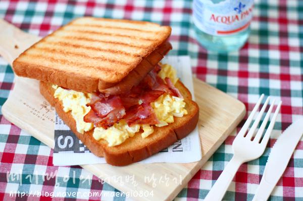 Sandwich de huevo y tocino