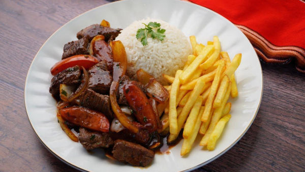 Lomo saltado de res
