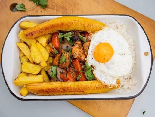 Saltado de pollo a lo pobre