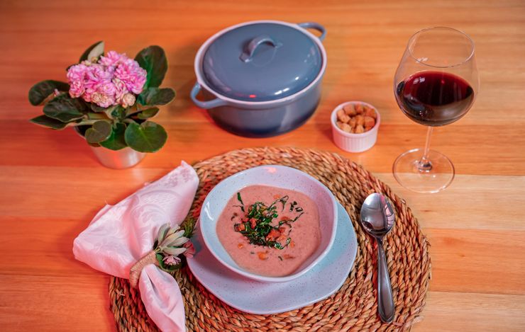 Creme de feijão vermelho com croutôns e crispy de couve