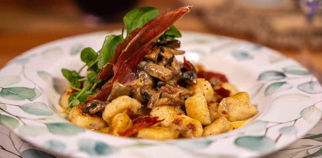 Nhoque de arroz com cogumelos e Parma