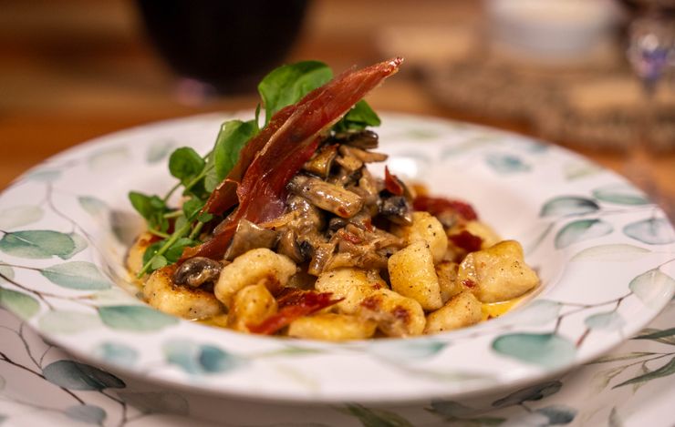 Nhoque de arroz com cogumelos e Parma