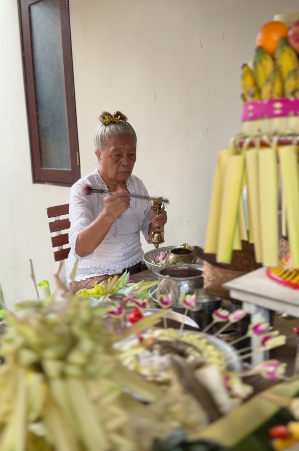 Gebogan buah persembahan Otonan