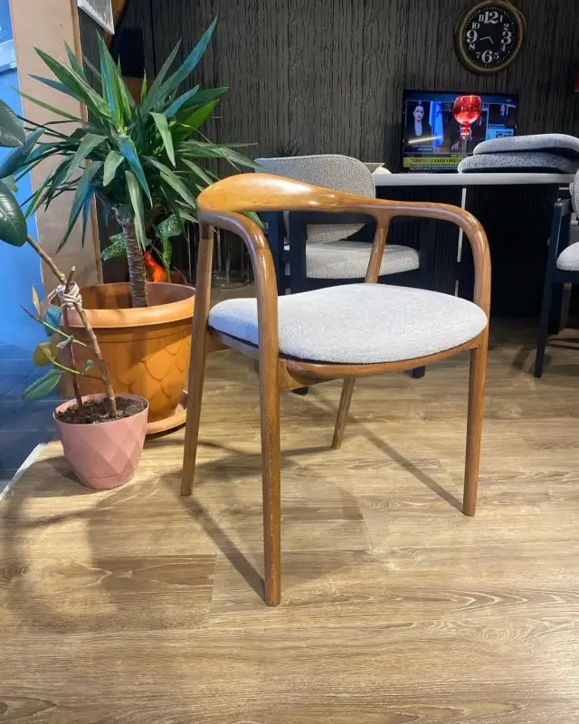 Aura Chair
