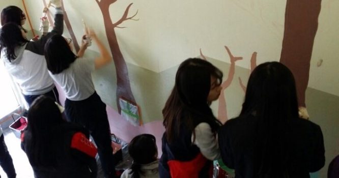 부산예고 학생들과 함께 부곡여중 통학로  벽화 봉사활동