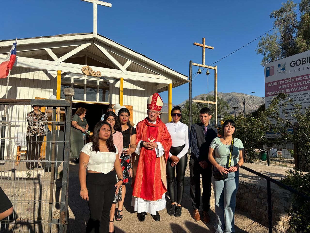 Galería de imágenes de En la capilla “San Pío”, perteneciente a la parroquia “Inmaculada Concepción” de Vicuña, confirmaciones en contexto de celebración patronal.