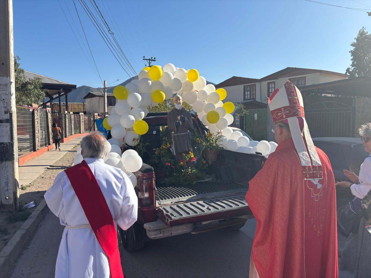 Galería de imágenes de En la capilla “San Pío”, perteneciente a la parroquia “Inmaculada Concepción” de Vicuña, confirmaciones en contexto de celebración patronal.