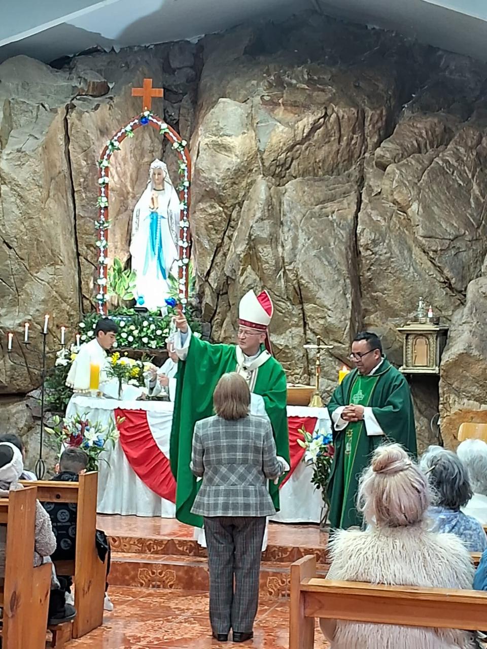 Galería de imágenes de Arzobispo René Rebolledo Salinas visitó la capilla "Nuestra Señora de Lourdes" en Coquimbo