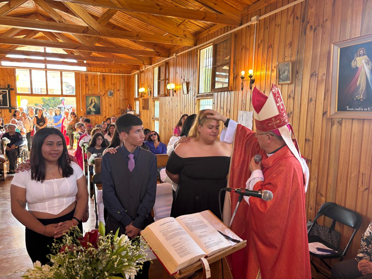 Galería de imágenes de En la capilla “San Pío”, perteneciente a la parroquia “Inmaculada Concepción” de Vicuña, confirmaciones en contexto de celebración patronal.