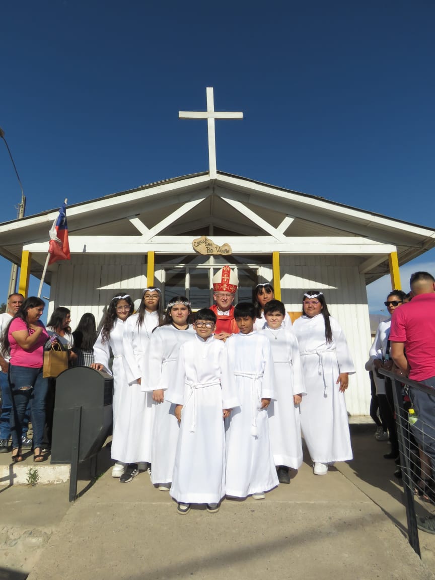 Galería de imágenes de En la capilla “San Pío”, perteneciente a la parroquia “Inmaculada Concepción” de Vicuña, confirmaciones en contexto de celebración patronal.
