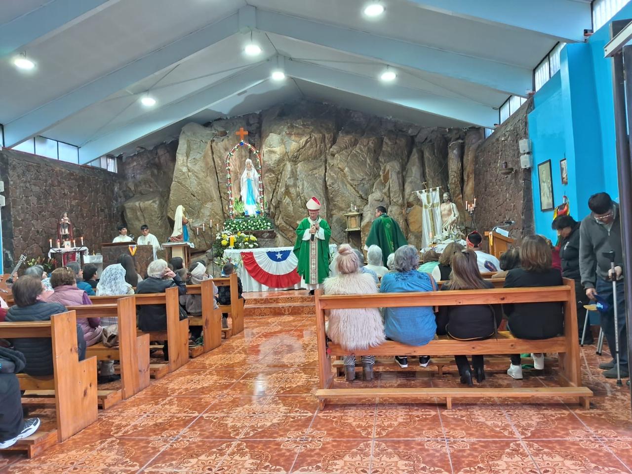 Galería de imágenes de Arzobispo René Rebolledo Salinas visitó la capilla "Nuestra Señora de Lourdes" en Coquimbo