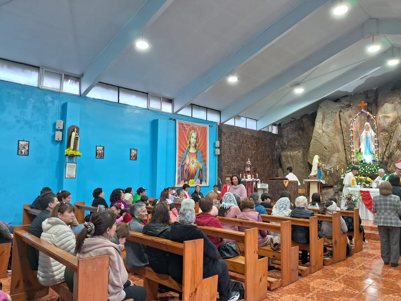 Galería de imágenes de Arzobispo René Rebolledo Salinas visitó la capilla "Nuestra Señora de Lourdes" en Coquimbo