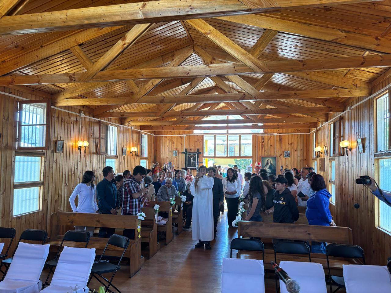 Galería de imágenes de En la capilla “San Pío”, perteneciente a la parroquia “Inmaculada Concepción” de Vicuña, confirmaciones en contexto de celebración patronal.