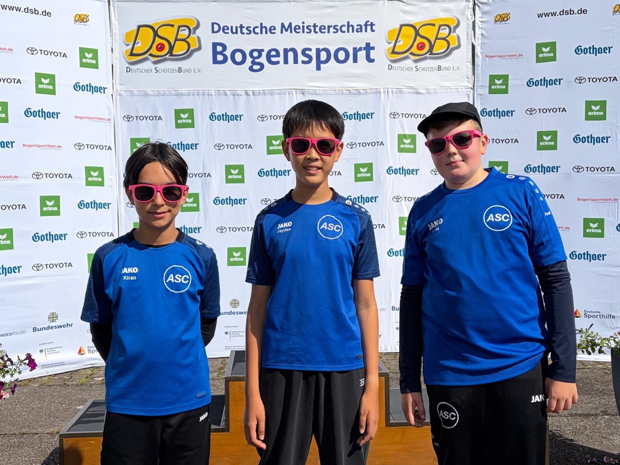 Jayden Jiuchen Zheng, Kiran Balakrishnan und Ferdinand Lehmann vom ASC Göttingen bei der Deutschen Schülermeisterschaft Bogen 2026 in Suhl