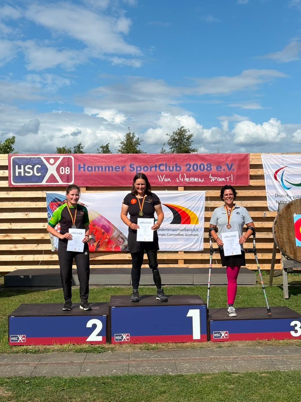 Flora Kliem bei der Siegerehrung der Deutschen Meisterschaft im Para-Bogenschießen 2026 in Hamm