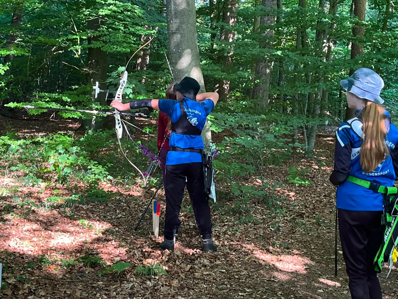 Zwei Schützinnen an einer Feldbogenstation im Wald bei der DM Feldbogen 2026 in Kellinghusen