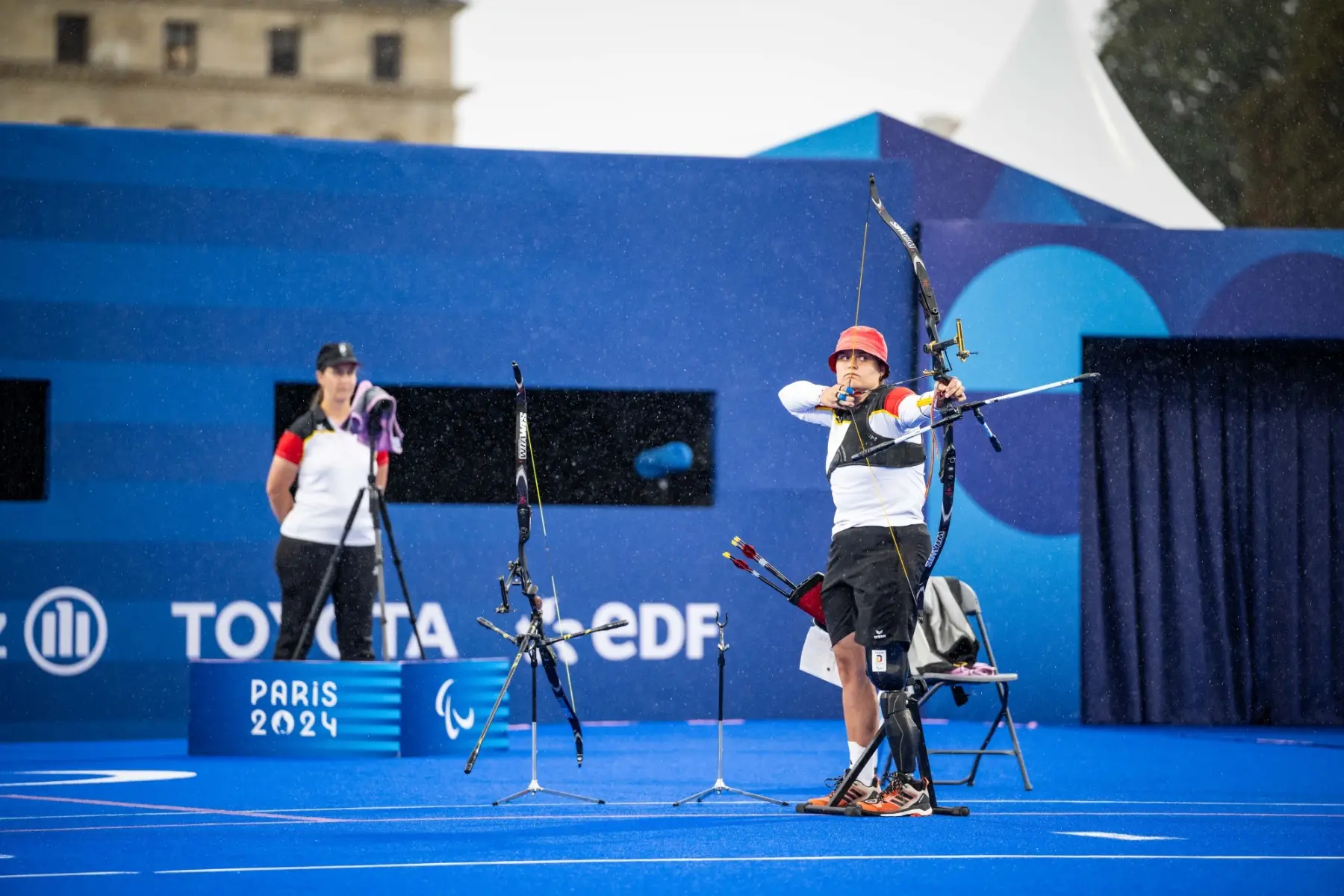 Flora Kliem schießt bei den Paralympics 2024 in Paris mit dem Recurvebogen
