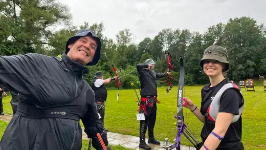 Teilnehmer mit Bögen und Pfeilen auf dem Feld bei der Landesmeisterschaft Feldbogen in Wolfsburg.