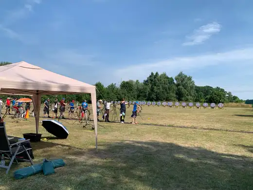 Teilnehmer schießen auf Zielscheiben bei der Landesmeisterschaft WA im Freien in Dannenberg.