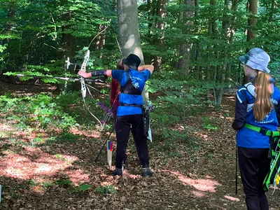 Zwei Schützinnen an einer Feldbogenstation im Wald bei der DM Feldbogen 2026 in Kellinghusen