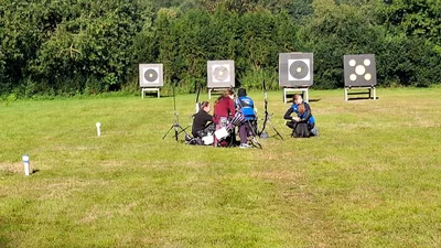 Vier Feldbogenscheiben auf einer offenen Wiese bei der Deutschen Meisterschaft 2026