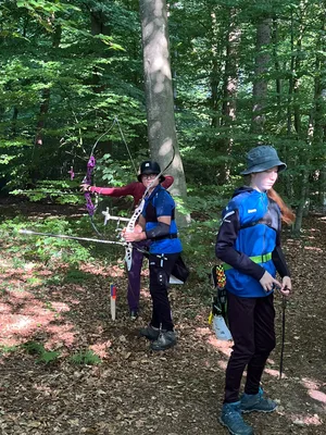 Schützen mit Recurvebogen an einer Station im Wald von Kellinghusen
